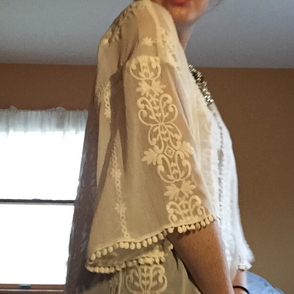 Beautiful white lace kimono from Forever 21 - Picture 3 of 4