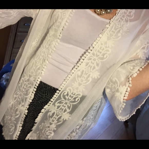 Beautiful white lace kimono from Forever 21 - Picture 4 of 4