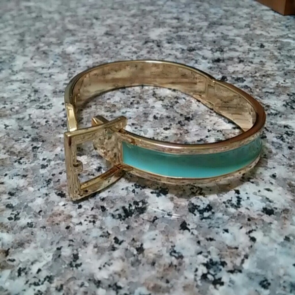 🆕😍Beautiful buckle bracelet set😍🆕 - Picture 4 of 4