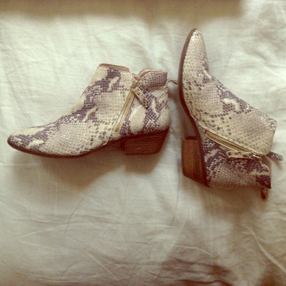 vince camuto snake shoes