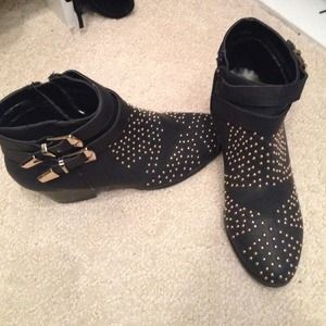 Forever 21 black and gold bootie