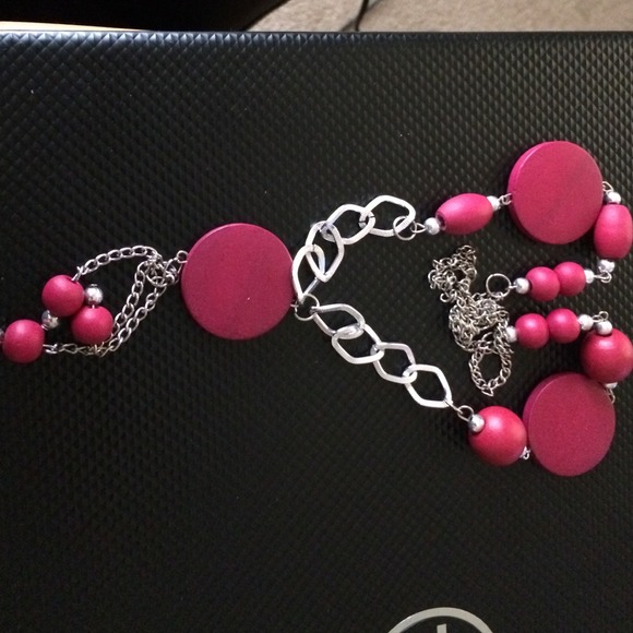 🎊🎊 Beautiful fuchsia neckless 🎊🎊