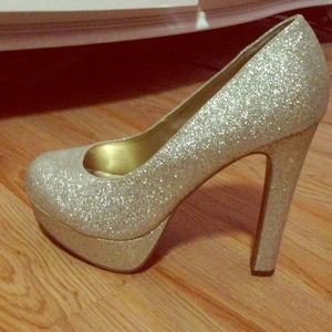 Gold sparkly pumps