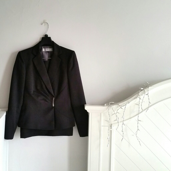 ▪ nwot ▪ pindot skirt suit