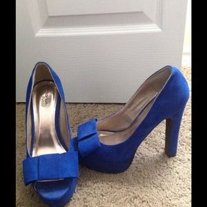 Cobalt blue bow pumps