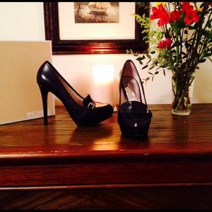 { Michael Kors } Like New Black Leather Pumps