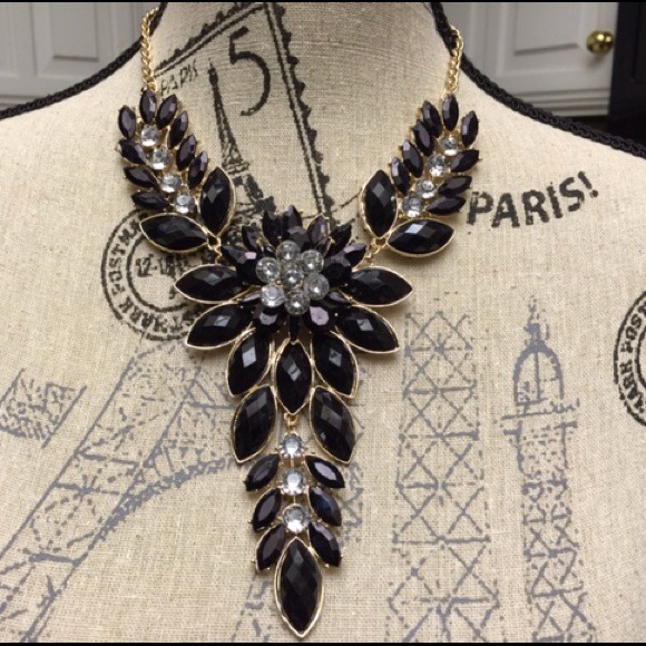 Beautiful Black & Rhinestone Necklace Set - Picture 2 of 2
