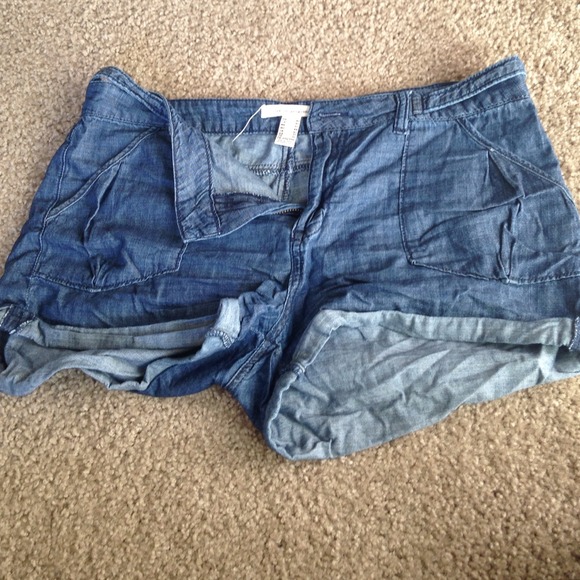 Shorts - Picture 2 of 3