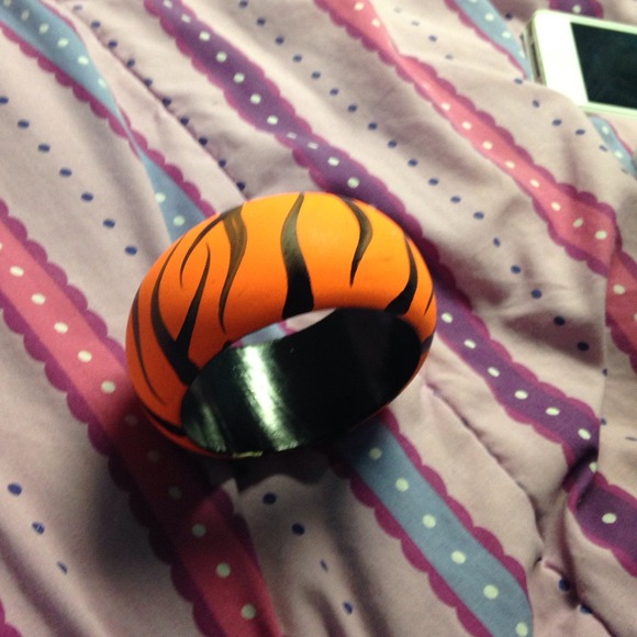 A bangle - Picture 2 of 4