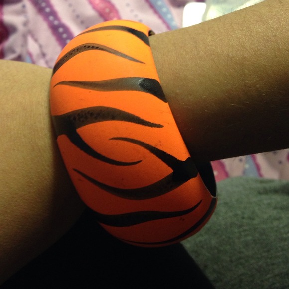 A bangle - Picture 4 of 4