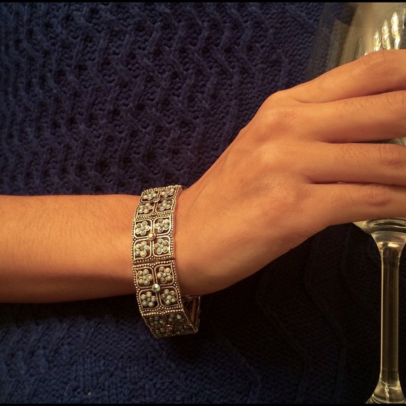 Periwinkle flower bracelet - Picture 2 of 2