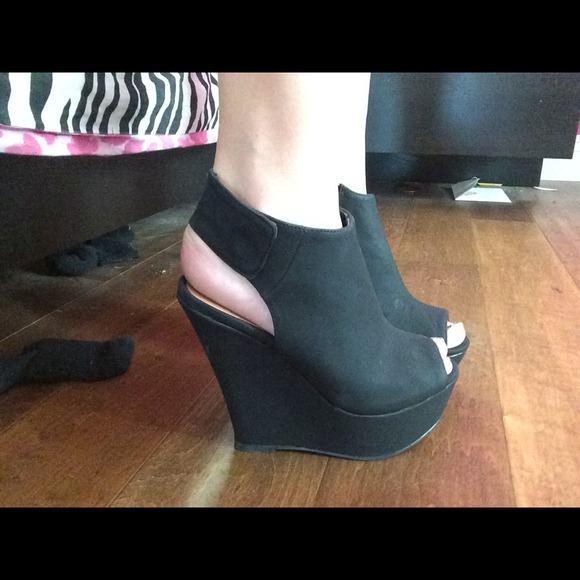 qupid black wedges