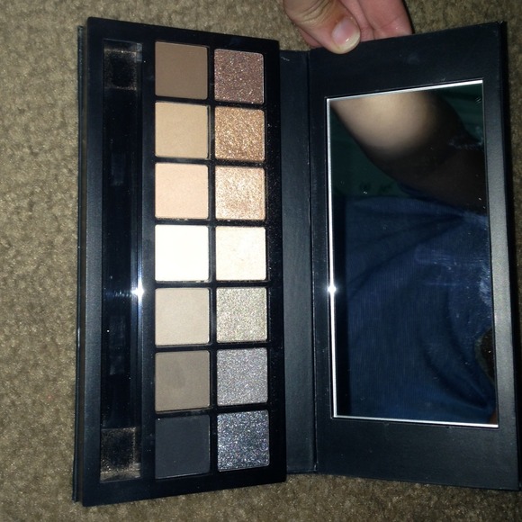 $25 shipped on Ⓜ️ ercari Smashbox full exposure
