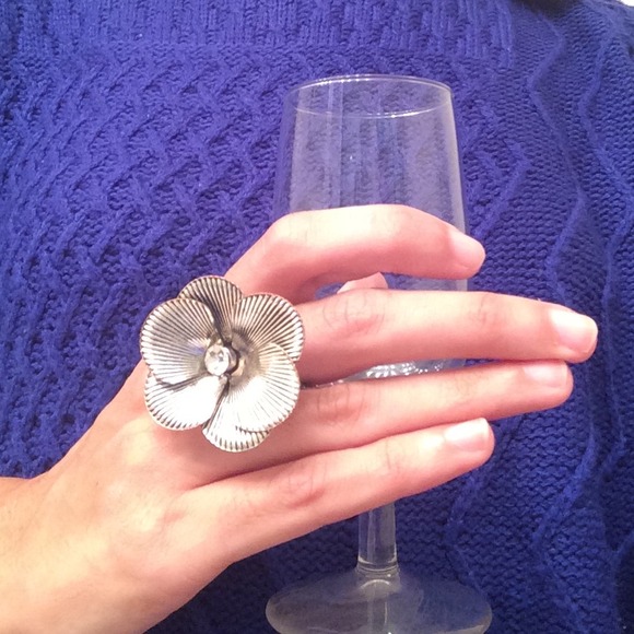 Silver bead flower cocktail ring - Picture 2 of 2