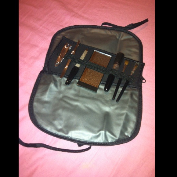 On-The-Go Make-Up Kit - Picture 2 of 4