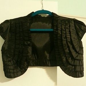 Black short-sleeved chaleco/bolero