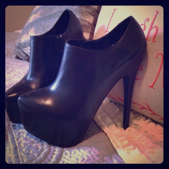 Black Steve Madden vippper booties