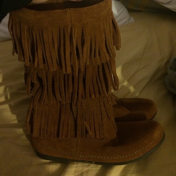 MINNETONKA 3 LAYER FRINGE CALF HIGH MOCCASIN BOOTS