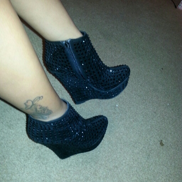 Black botties black stones