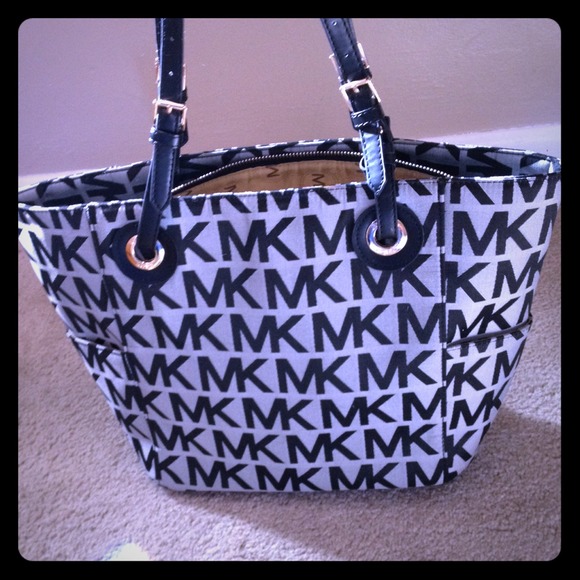 MK JET SET TOTE BLACK AND GREY