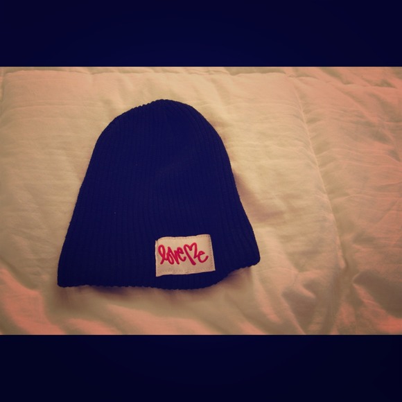 Love me beanie - Picture 1 of 2