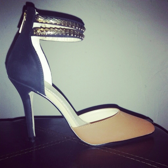 💐 🎉🎀HOST PICK🎀🎉💐Tan and Black Evening Heel