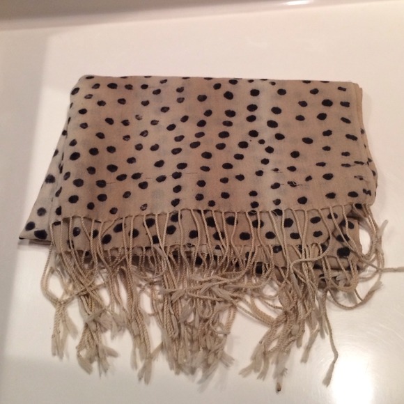 Tan and black spotty pashmina - Picture 3 of 3