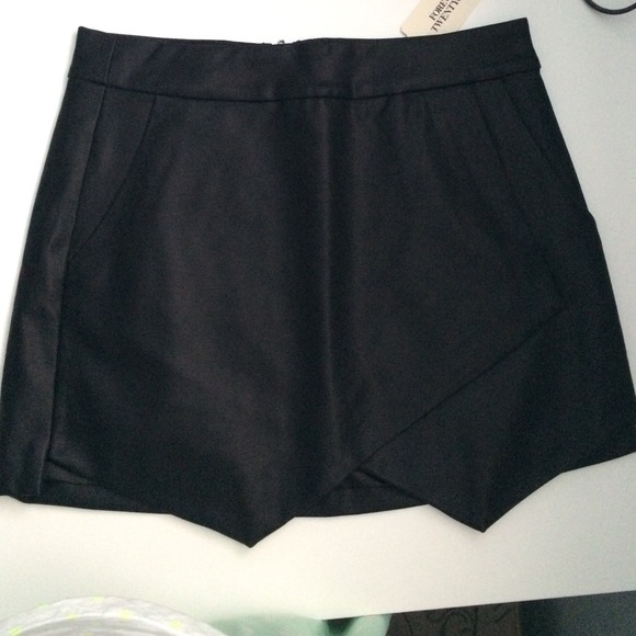 F21 Pleather asymmetrical skirt, black - Picture 1 of 3