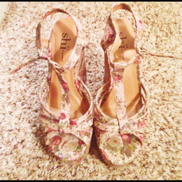 Floral wedges - Picture 1 of 1