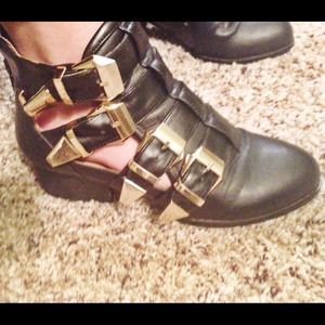 Cut out boots with gold detaling