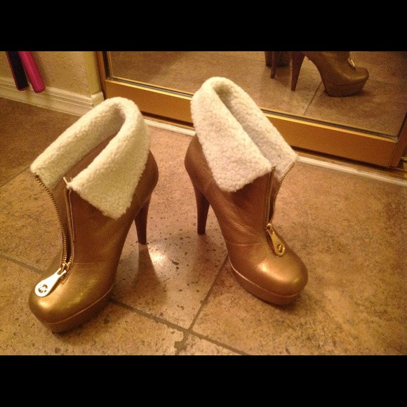 Michael kors boots size 6