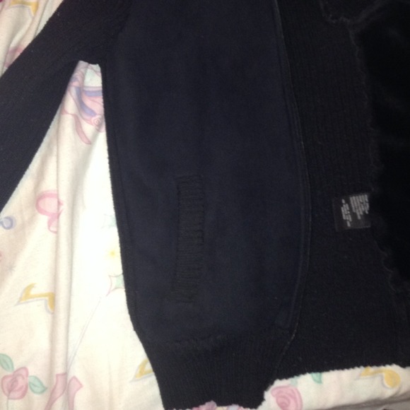 Black sweater - Picture 3 of 4