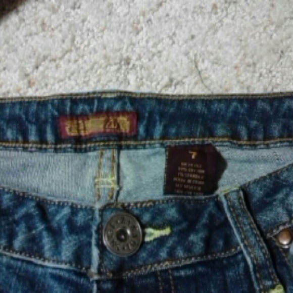 Distressed jean - Picture 3 of 3