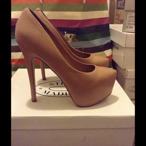 Steve Madden's DejaVu pump