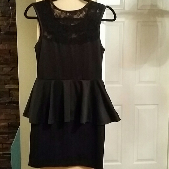 Black lace peplum dress - Picture 4 of 4