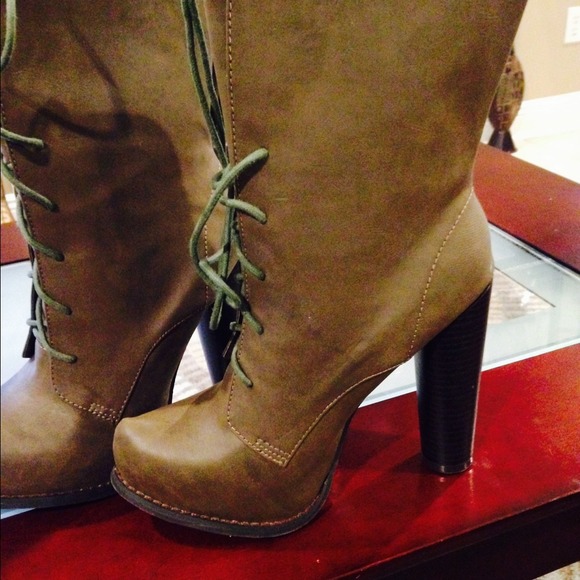 Stylish Army green boots brand new never worn!