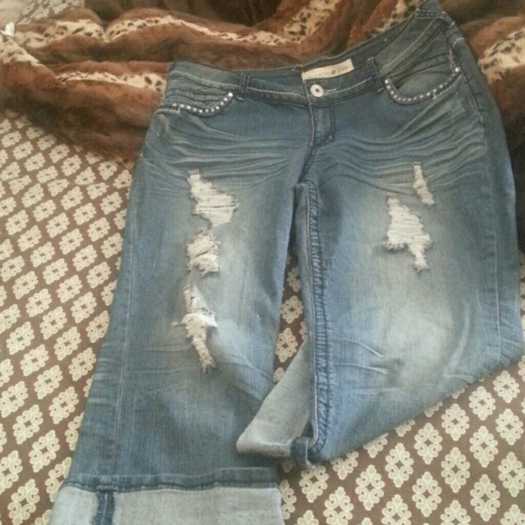 A pair of capris