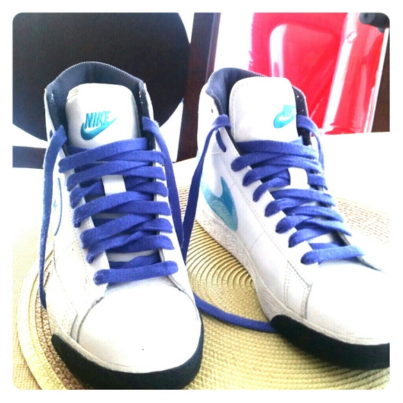 Nike Blazers Youth 5.5. Equal to 6.5 or 7 in women