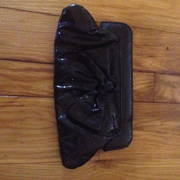 Black faux snack skin clutch.