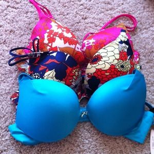 Never worn sz 32b Victoria secret bras
