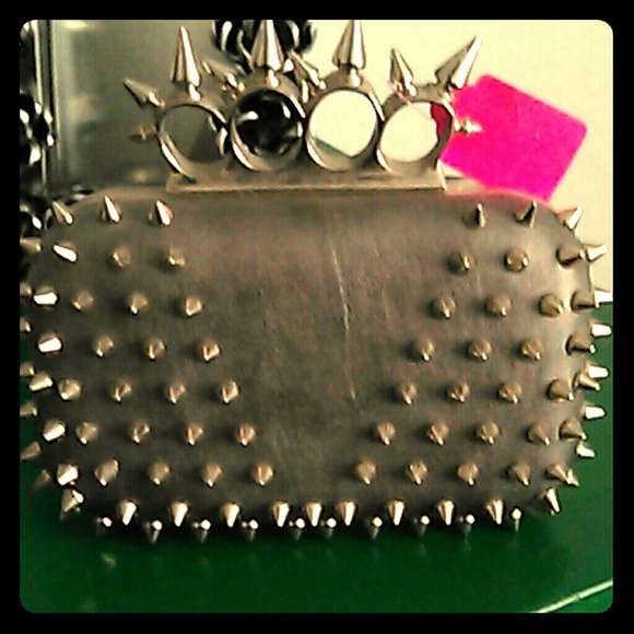Spiked clutch