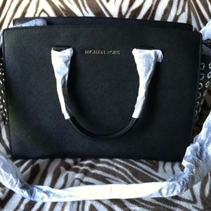 SOLD!!!!Nwt Michael Kors Large grommet Selma