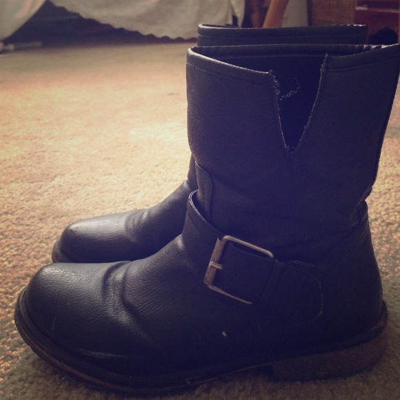 Short black boots