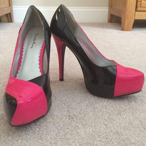 Black/hot pink pumps