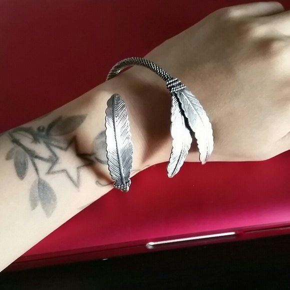 Sold in bundle - Silver Feather Bracelet - Picture 2 of 3