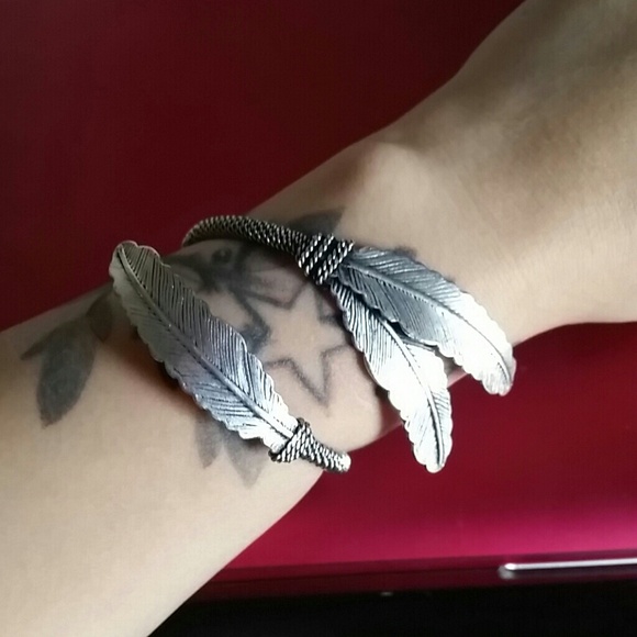 Sold in bundle - Silver Feather Bracelet - Picture 3 of 3