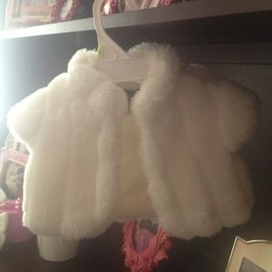 Pretty🎀White faux fur bolero!!