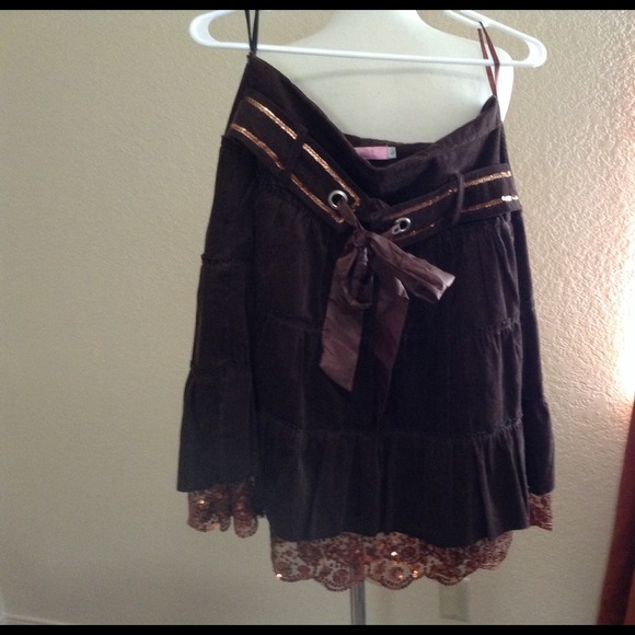 Large brown corduroy skirt sequence