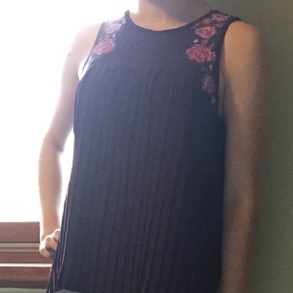 American Eagle embroidered top - Picture 1 of 4