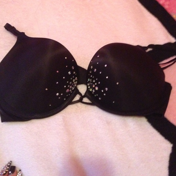 Black stoned bombshell